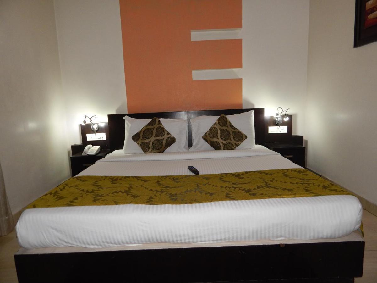 Hotel The Marque Mathura Eksteriør bilde